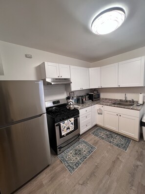 Fridge, microwave, oven, coffee/tea maker - Cozy on the Hill. Close to Riverfront, Brandywine park and great food (Wilmington)