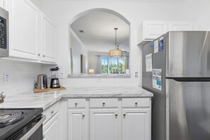 Kjøleskap, mikrobølgeovn, ovn og kokeplater