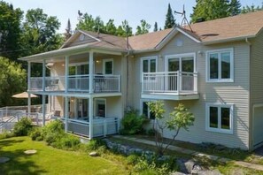Exterior - Hôtel à la maison - Domaine Du Lac-aux-Sables (Lac-aux-Sables)