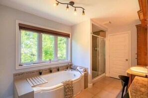 Shower, hair dryer, towels - Hôtel à la maison - Domaine Du Lac-aux-Sables (Lac-aux-Sables)