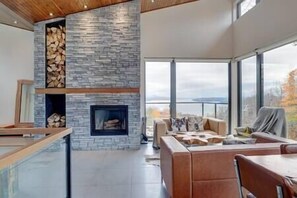 TV, tavolo da calcetto, tavolo da ping pong