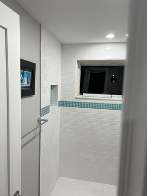 Dusche, Haartrockner, Handtücher, Seife