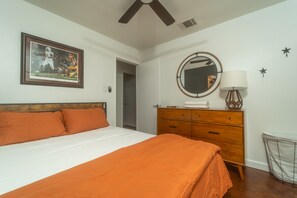 4 bedrooms, iron/ironing board, free WiFi, bed sheets - Stylish Group Retreat • Hot Tub • Game Room • Yard (Austin)