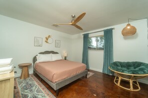 4 bedrooms, iron/ironing board, free WiFi, bed sheets - Stylish Group Retreat • Hot Tub • Game Room • Yard (Austin)
