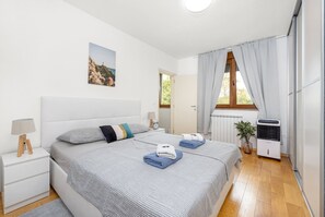 3 slaapkamers, een strijkplank/strijkijzer, reisbedje, gratis wifi