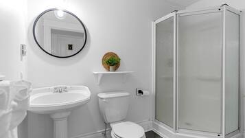 Regadera, secadora de cabello, toallas, jabón