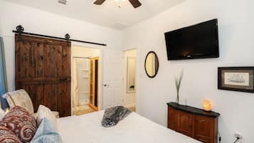 3 bedrooms, desk, iron/ironing board, free WiFi