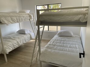 3 bedrooms, iron/ironing board, travel cot, free WiFi - Peaceful Oasis in the Desert with pool and hot tub! Pet-Friendly! (Palm Springs)