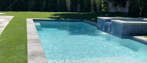 Una piscina al aire libre, una piscina climatizada