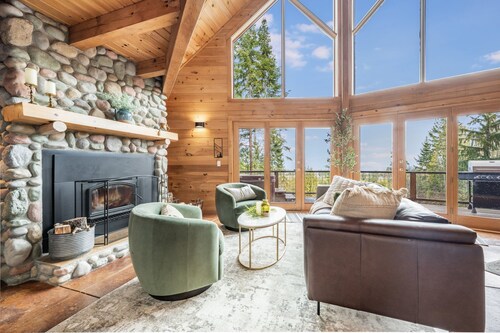 Private, ocean view cabin close to ONP; hot tub/game-room