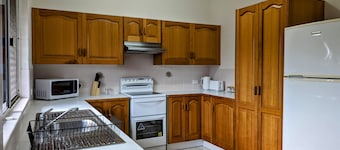 Home Sweet Home - 3 bedroom, 1 bathroom. central location