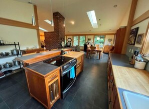 Fridge, microwave, oven, stovetop - Spacious HS w/Sauna-Game RM-Wifi-Basket Ball
Walk to Beach!
Gated- Private! (Port Orford)