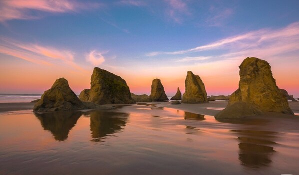 Beach - Spacious HS w/Sauna-Game RM-Wifi-Basket Ball
Walk to Beach!
Gated- Private! (Port Orford)