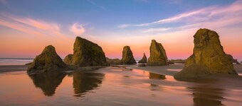 Spacious HS w/Sauna-Game RM-Wifi-Basket Ball
Walk to Beach!
Gated- Private!