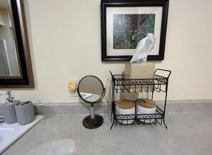 Articles de toilette écologiques, sèche-cheveux, serviettes fournies