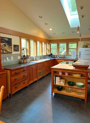 Fridge, microwave, oven, stovetop - Spacious HS w/Sauna-Game RM-Wifi-Basket Ball
Walk to Beach!
Gated- Private! (Port Orford)