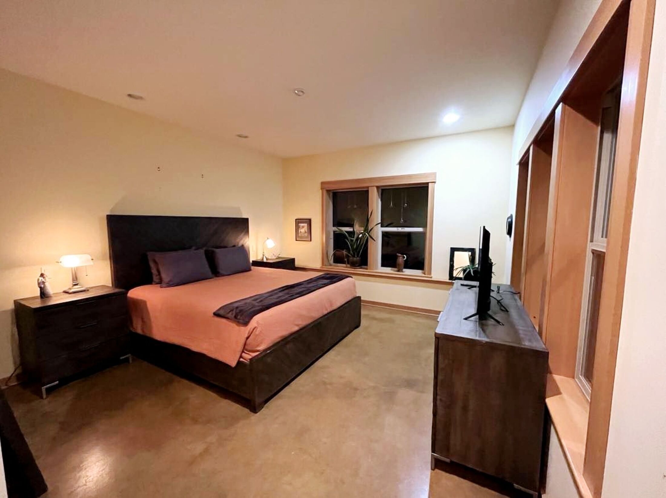 3 chambres, coffres-forts dans les chambres, bureau, lit parapluie