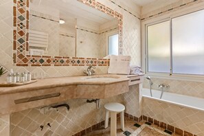 تجهيزات دش، مجففات شعر، مناشف