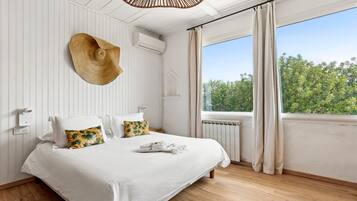 9 bedrooms, iron/ironing board, free WiFi, bed sheets