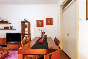 Dining - Holiday Apartment "Garden View" with Mountain Views, Private Terrace, and Wi-Fi (Horta)