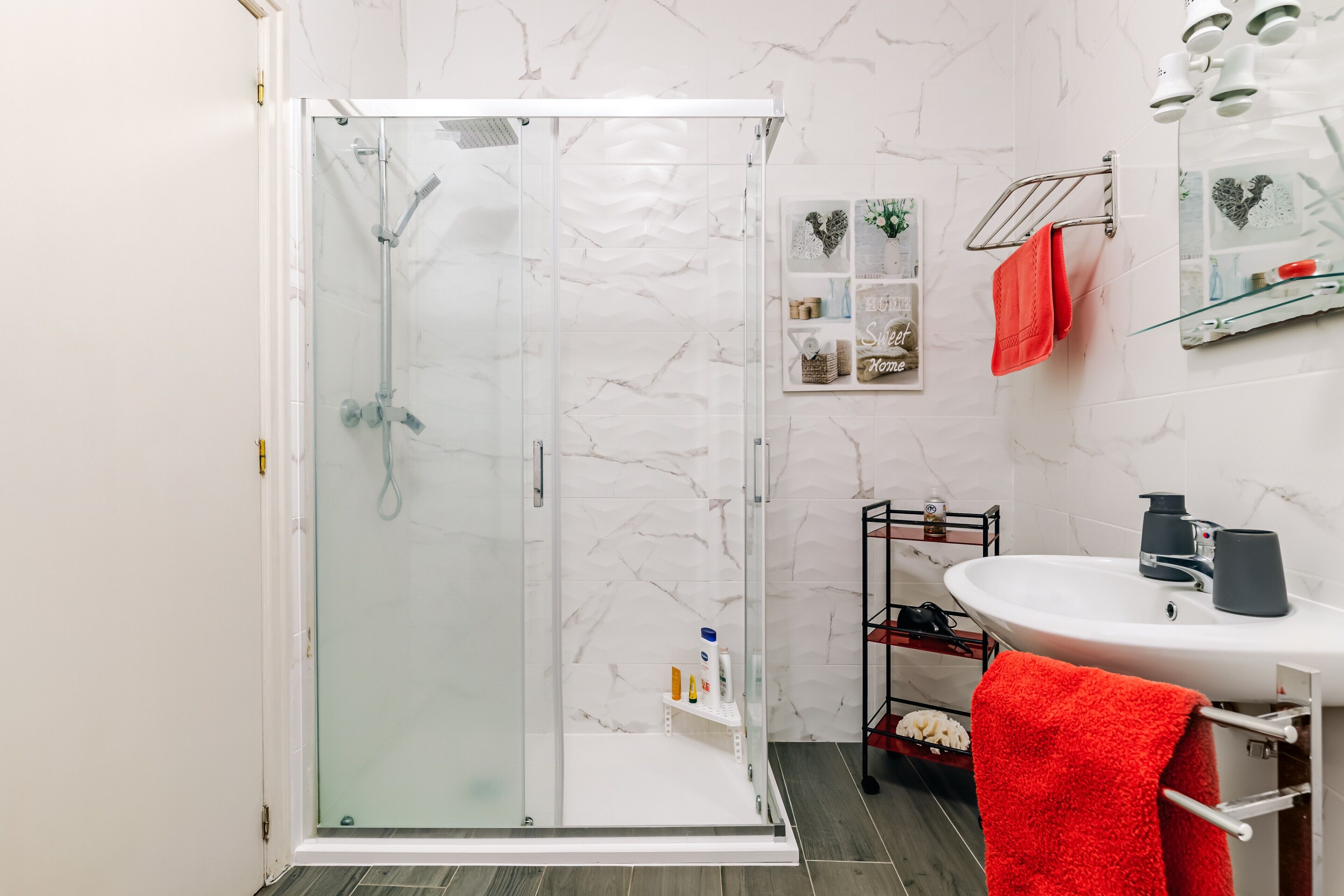 Shower, hair dryer, towels