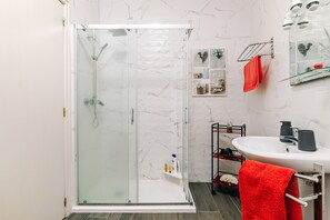 Shower, hair dryer, towels - Holiday Apartment "Garden View" with Mountain Views, Private Terrace, and Wi-Fi (Horta)