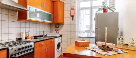Fridge, microwave, oven, stovetop