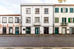 Exterior - Holiday Apartment "Garden View" with Mountain Views, Private Terrace, and Wi-Fi (Horta)