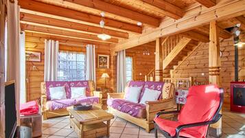 Televisie, een dvd-speler en een stereo