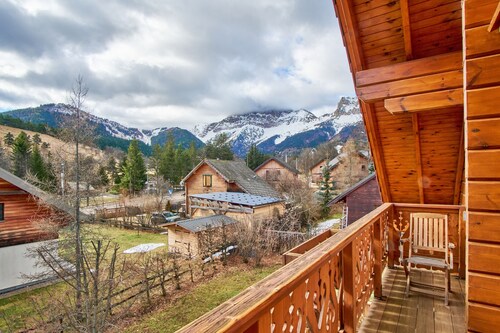 Chalet 'Le Serac' with Mountain View, Private Terrace and Wi-Fi