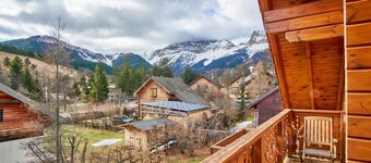 Chalet 'Le Serac' with Mountain View, Private Terrace and Wi-Fi