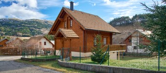 Chalet 'Le Serac' with Mountain View, Private Terrace and Wi-Fi
