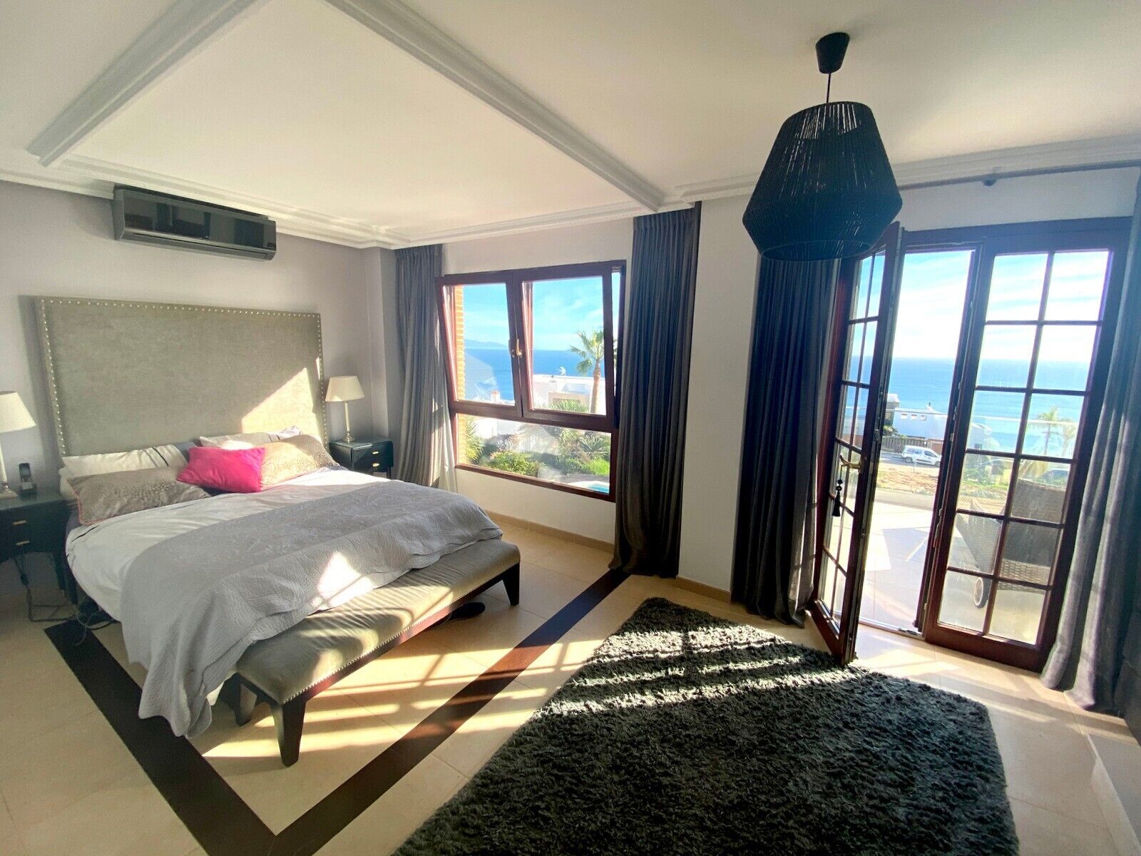 5 slaapkamers, een strijkplank/strijkijzer, gratis wifi, beddengoed