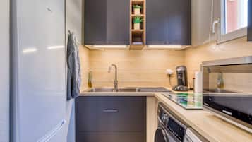 Frigorífico, microondas, horno y placa de cocina