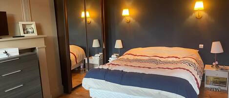 3 dormitoris, planxa i posts de planxar, wifi gratuïta i roba de llit