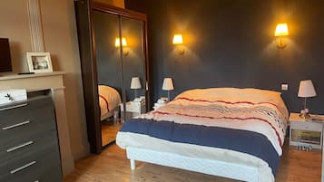 3 habitaciones, escritorio, tabla de planchar con plancha y wifi gratis