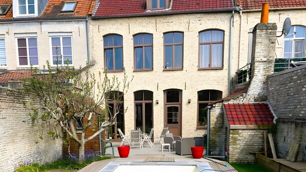 Ein Wohngebäude mit Swimmingpool, Außenbereich und Ziegelaußenwand.