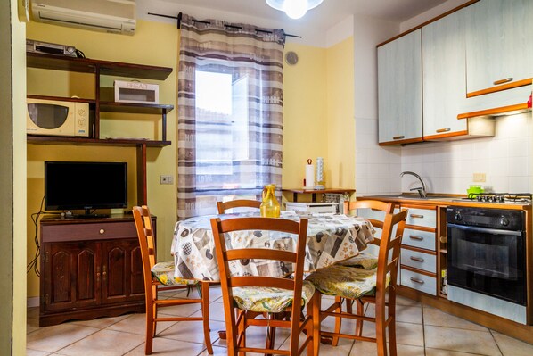 Frigorifero, forno, piano cottura, pentole/stoviglie/utensili