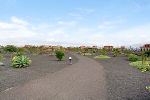 Property grounds - Holiday Home "La Casita De Majanicho" with Shared Pool, 2 Private Terraces & Wi-Fi (La Oliva)