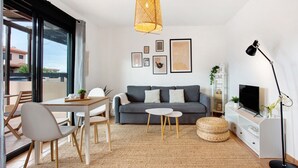 Un salon moderne avec un canapé, une table basse et un coin repas.