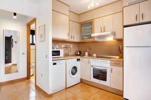 Frigorífico, microondas, horno y placa de cocina