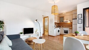 Un appartement moderne comprenant un salon, une cuisine et un coin repas.