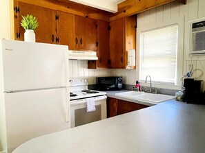 Kühlschrank, Mikrowelle, Herdplatte, Wasserkocher mit Kaffee-/Teezubehör