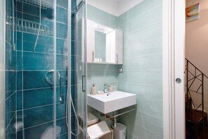 Douche, sèche-cheveux, serviettes fournies