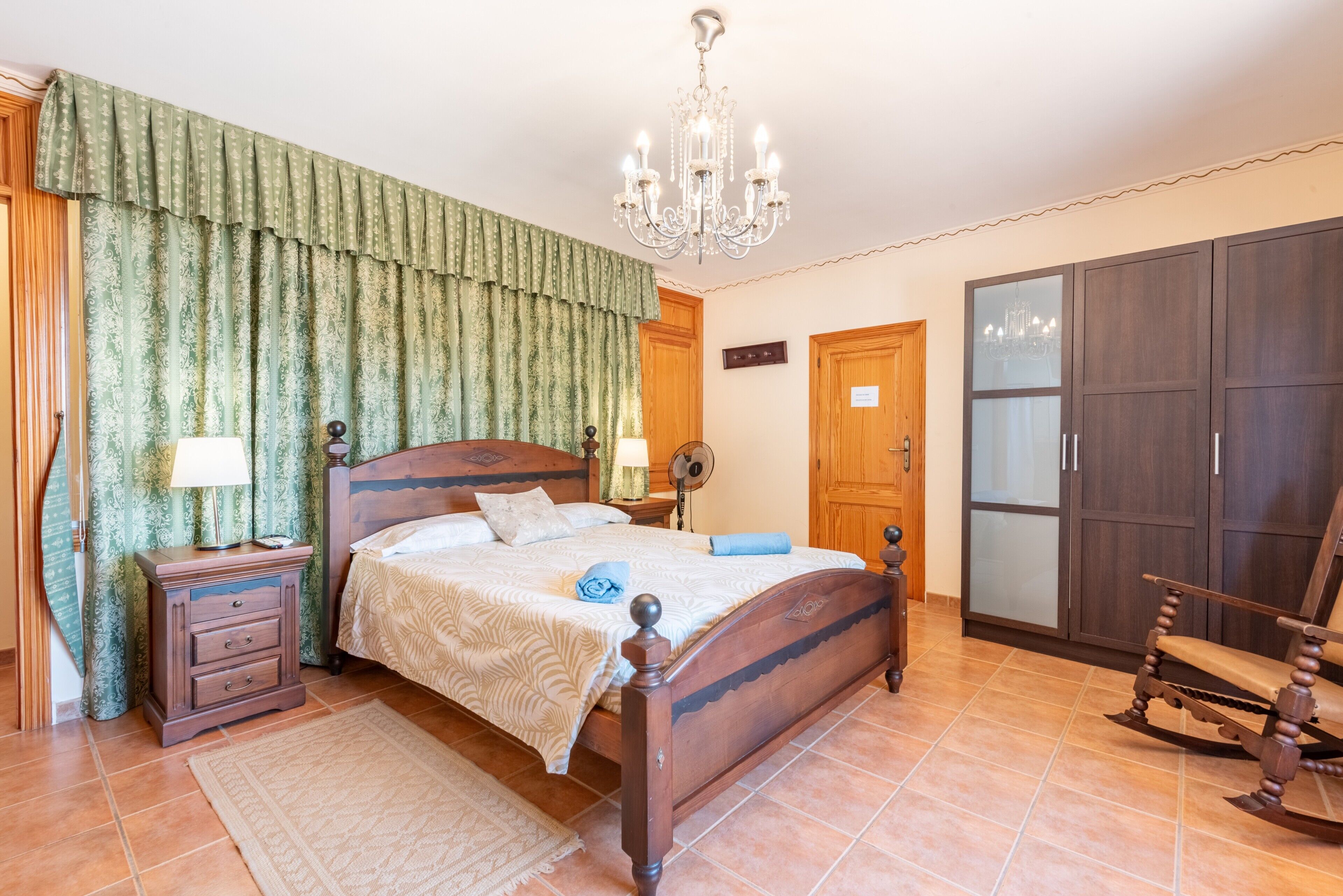 4 bedrooms, iron/ironing board, free WiFi, bed sheets