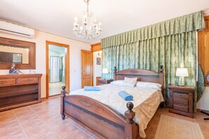 4 bedrooms, iron/ironing board, free WiFi, bed sheets - Villa 'Cas Moliner' with Mountain View, Wi-Fi and Air Conditioning (Palma de Mca)