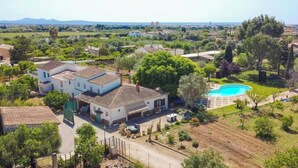 Il s’agit d’une propriété résidentielle dotée d’une piscine, d’un grand jardin et offrant une vue sur le paysage environnant.