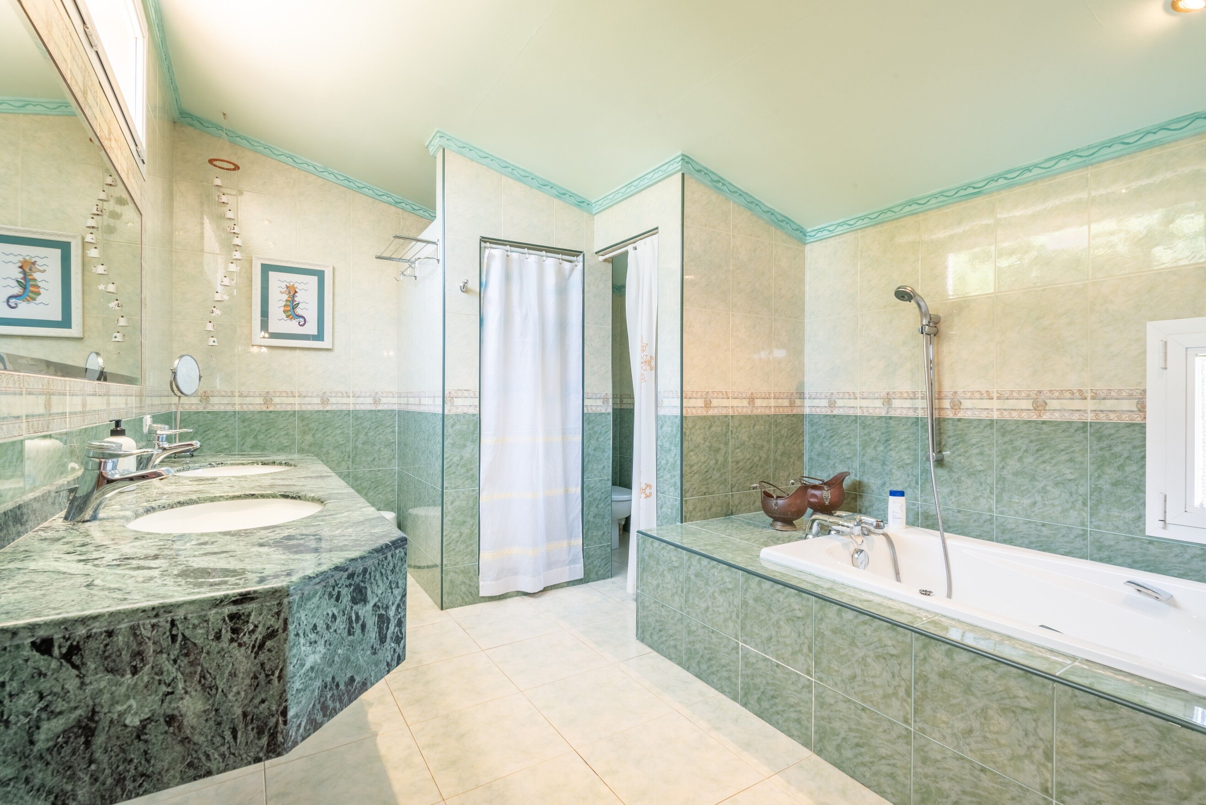 Een douche, een haardroger, handdoeken