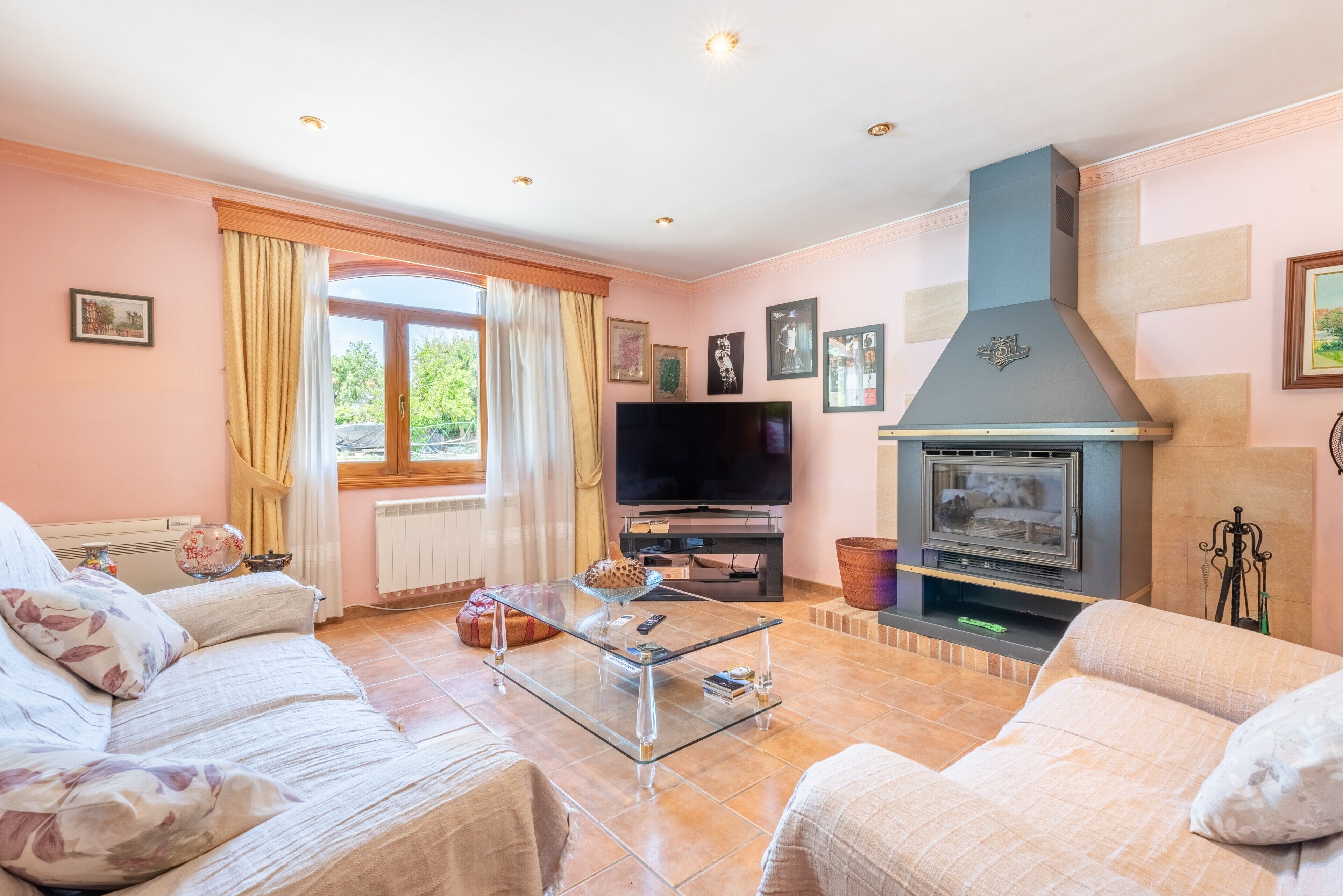 Télévision, cheminée, table de tennis de table