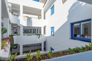 Property grounds - Holiday Apartment "El Hacho" with Sea View, Shared Pool & Wi-Fi (Manilva)